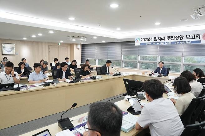 천안시는 14일 시청 중회의실에서 '2025년 지역일자리추진단 추진상황 보고회'를 개최했다. ⓒ천안시