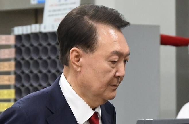 윤석열 전 대통령이 지난 9일 서울 서초구 서울중앙지법에서 영장실질심사를 마치고 나오고 있다. ⓒ사진공동취재단