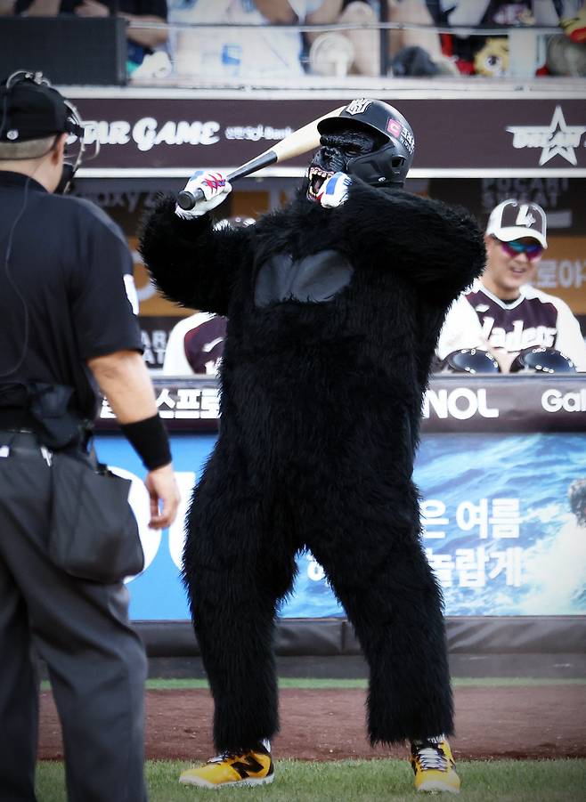 KT 안현민이 올스타전에서 고릴라 분장 퍼포먼스를 하고 있다.  KT 위즈 제공