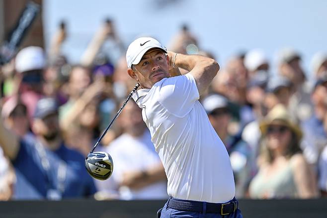 로리 매킬로이가 14일 영국 스코틀랜드 노스베릭의 르네상스 클럽에서 열린 PGA투어 제네시스 스코티시 오픈 최종라운드에서 강력한 드라이버 샷을 날리고 있다.  노스베릭｜AP연합뉴스