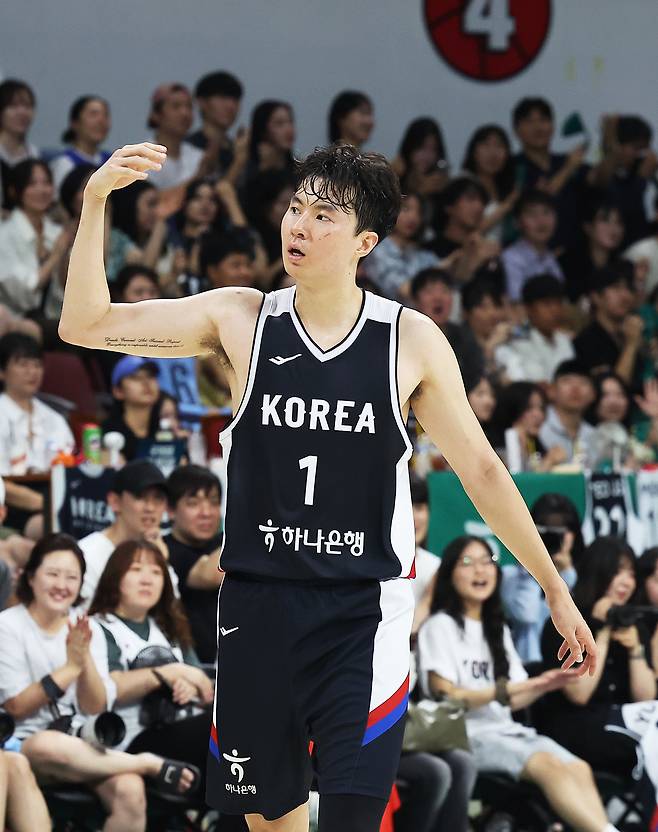 13일 경기도 안양정관장아레나에서 열린 2025 남자농구 국가대표 평가전 한국과 일본의 경기. 한국 이현중이 작전타임 때 벤치로 들어가며 관중들의 함성을 유도하고 있다. 연합뉴스