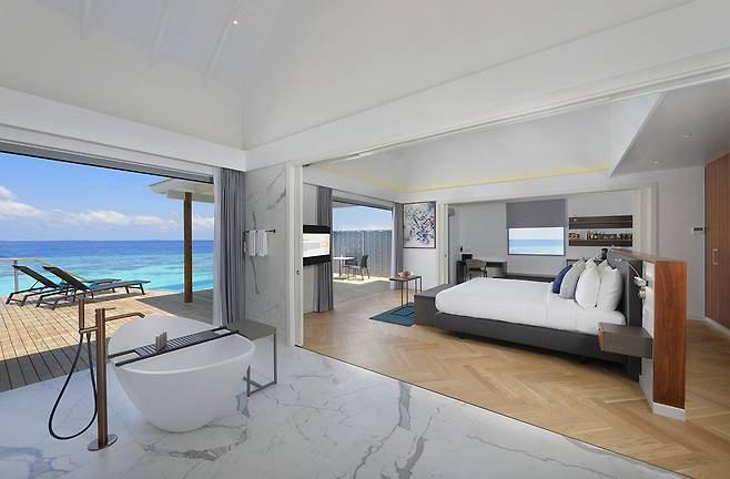 객실 업그레이드 특전으로 제공되는 선셋 오버 워터 풀빌라. 사진제공|팜투어