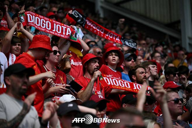 13일(한국시간) 영국 랭커셔주 프레스턴의 딥데일에서 열린 프레스턴 노스 엔드와의 프리시즌 첫 경기에서 디오구 조타를 추모하는 머플러를 든 리버풀 팬들. /AFPBBNews=뉴스1