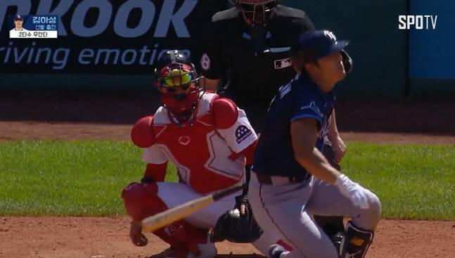 김하성(오른쪽)이 7회초 자신이 친 타구에 발목을 맞고 쓰러지고 있다. /사진=스포티비 중계화면 갈무리