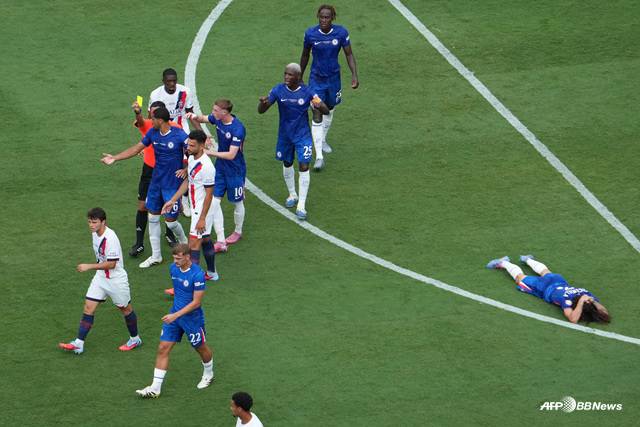 주앙 네베스가 머리를 잡아당기면서 첼시 수비수 마크 쿠쿠렐라(오른쪽)가 그라운드에 쓰러져 있다. /AFPBBNews=뉴스1