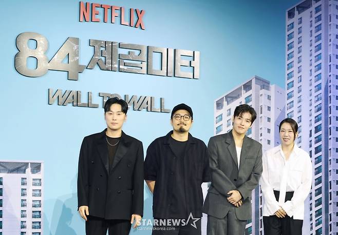 배우 서현우, 김태준 감독, 배우 강하늘, 염혜란이 14일 오전 서울 중구 앰배서더 서울 풀만 호텔에서 진행된 넷플릭스 오리지널 영화 '84 제곱미터' 제작발표회에 참석해 포즈를 취하고 있다. 84제곱미터 아파트로 내 집 마련에 성공한 영끌족 우성이 정체를 알 수 없는 층간소음에 시달리며 벌어지는 예측불허 스릴러 '84 제곱미터'는 오는 18일 공개된다. /2025.07.14 /사진=이동훈 photoguy@