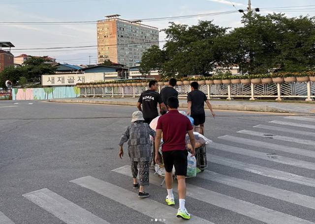 김천상무 선수들이 리어카를 끄는 할머니를 돕고 있다. /사진=김천상무 SNS