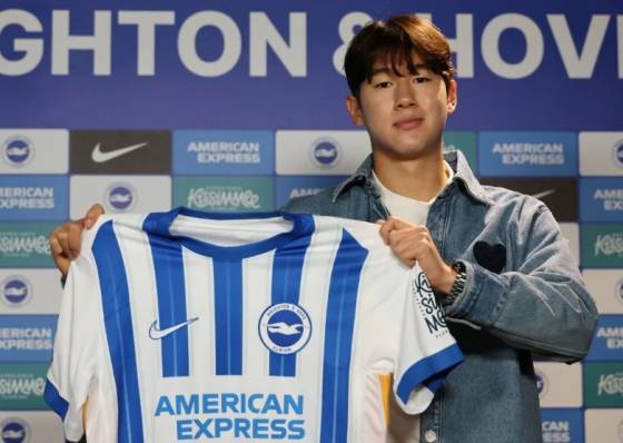 브라이튼 앤 호브 알비온 유니폼을 든 윤도영. /사진=브라이튼 공식 사회관계망서비스(SNS) 갈무리