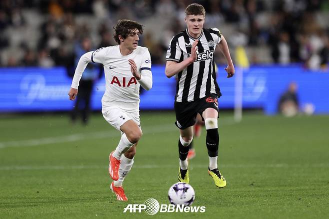 지난해 5월 뉴캐슬 유나이티드전에 출전한 브리안 힐(왼쪽). /AFPBBNews=뉴스1