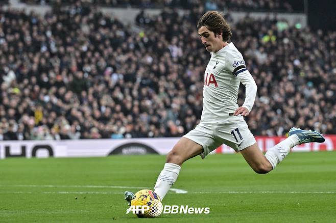 지난 2023년 11월 애스턴 빌라전에 출전해 슈팅을 시도하고 있는 브리안 힐(왼쪽). /AFPBBNews=뉴스1