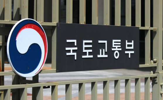 국토교통부는 윗선의 지시를 받고 주택통계를 조작했다는 혐의로 2년 7개월 감사를 받았다.