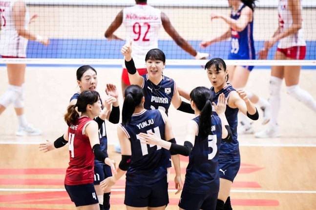 페르난도 모랄레스 감독이 이끄는 대한민국 여자배구 국가대표팀이 2026년 국제배구연맹(FIVB) 발리볼네이션스리그(VNL) 18개 참가국 중 최하위에 그치면서 하부리그인 챌린지컵으로 강등됐다. 사진 VNL 공식 홈페이지