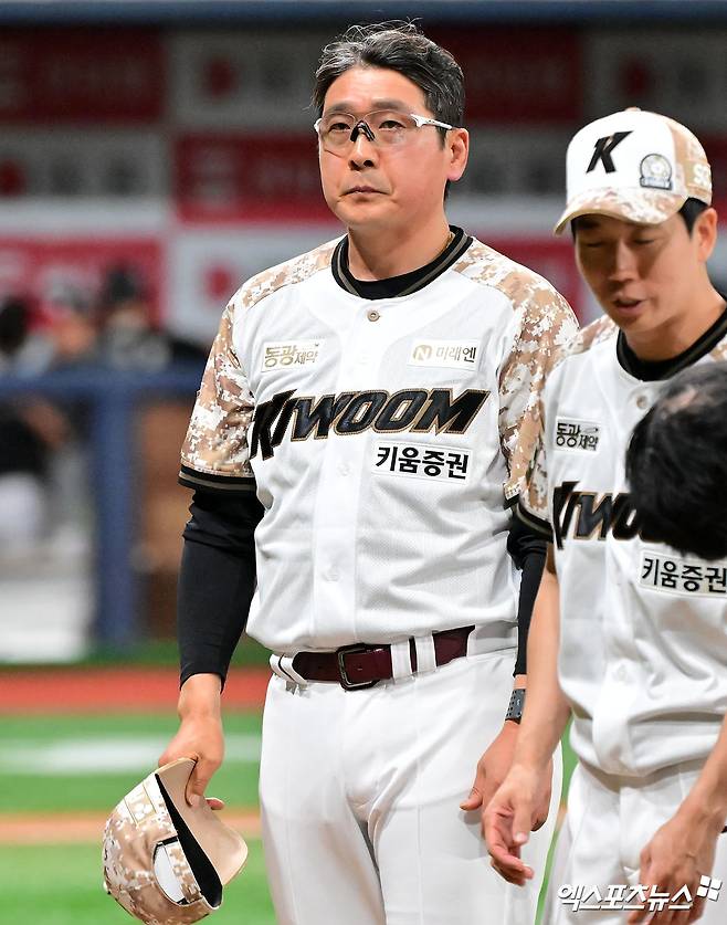 7일 오후 서울 구로구 고척스카이돔에서 열린 '2025 신한 SOL Bank KBO리그' LG 트윈스와 키움 히어로즈의 경기, 키움이 8이닝 1실점을 기록한 알칸타라의 호투에 힘입어 LG에 4:1로 승리하며 4연승을 기록했다.  이날 경기에서 승리한 키움 홍원기 감독이 관중들을 향해 인사를 하고 있다. 엑스포츠뉴스 DB