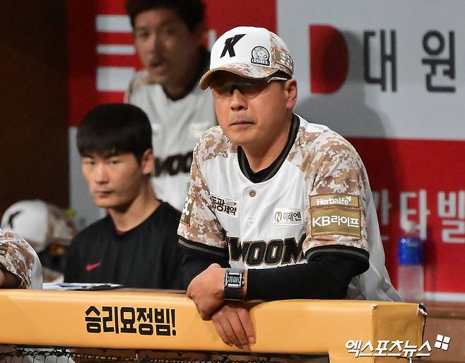 26일 오후 서울 구로구 고척스카이돔에서 열린 '2025 신한 SOL Bank KBO리그' KIA 타이거즈와 키움 히어로즈의 경기, 키움 홍원기 감독이 경기를 지켜보고 있다. 엑스포츠뉴스 DB