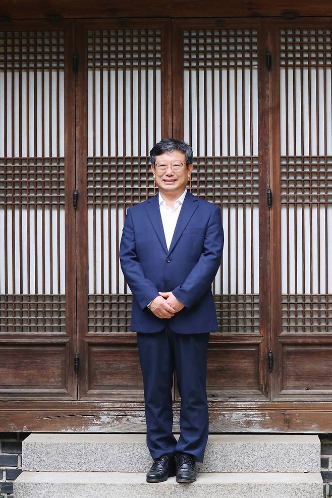 이귀영 국가유산진흥원장     (서울=연합뉴스) 진연수 기자 = 이귀영 국가유산진흥원장이 지난 7일 서울 중구 한국의집에서 인터뷰한 뒤 기념 촬영을 하고 있다. 2025.7.14
    jin90@yna.co.kr