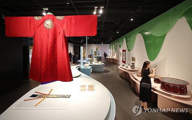 국가유산진흥원, '열 번째 용의 아이와 상상동물' 전시 개최 (서울=연합뉴스) 이재희 기자 = 28일 서울 강남구 국가무형유산전수교육관에서 열린 2025 포르쉐 퓨처 헤리티지 전승공예특별전 '열 번째 용의 아이와 상상동물' 전시를 찾은 관람객들이 전시를 둘러보고 있다. 이 전시는 10월 17일까지 열린다. 2025.5.28 scape@yna.co.kr