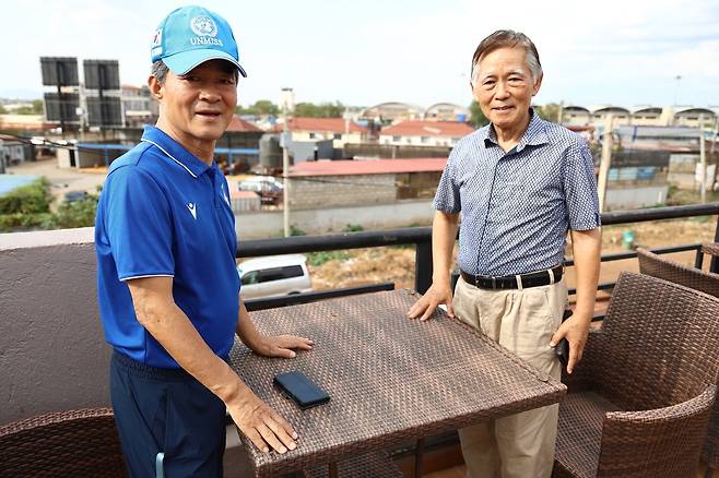 2014년 7월 '남수단 올림픽위원회' 창립 멤버 임흥세(왼쪽)-김기춘(오른쪽) (주바[남수단]=연합뉴스) 성도현 기자 = 남수단 올림픽위원회(SSOC) 창립 멤버인 임흥세 전 남수단 축구 국가대표팀 총감독(왼쪽)과 김기춘 남수단 존 리(이태석 신부) 재단 이사장 겸 남수단한인회장이 지난 3월 남수단 수도 주바의 한 카페에서 연합뉴스와 인터뷰를 한 뒤 포즈를 취하고 있다. 2025.7.14 raphael@yna.co.kr