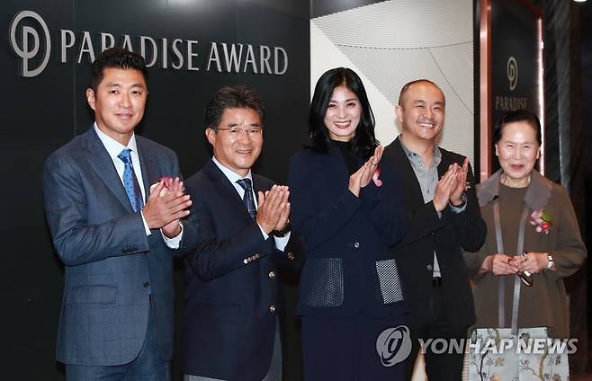 2016년 '제10회 파라다이스상' 수상한 임흥세 감독(왼쪽에서 두 번째) [연합뉴스 자료사진. 재판매 및 DB 금지]