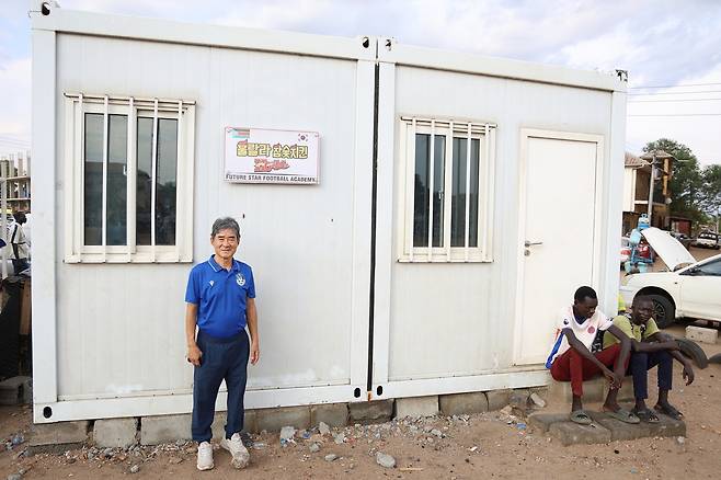임흥세 남수단 올림픽위원회 부위원장 (주바[남수단]=연합뉴스) 성도현 기자 = 남수단 올림픽위원회(SSOC) 창립 멤버이자 부위원장으로 활동하는 임흥세 전 남수단 축구 국가대표팀 총감독이 지난 3월 남수단 수도 주바의 '남수단 훌랄라 축구학교' 연습장 근처 탈의실 등 용도의 컨테이너 앞에서 포즈를 취하고 있다. 2025.7.14 raphael@yna.co.kr
