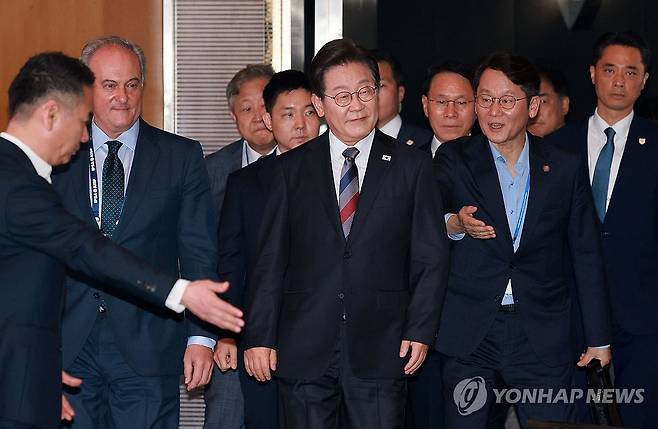 이재명 대통령, 세계정치학회 서울총회 개막식 참석 (서울=연합뉴스) 홍해인 기자 = 이재명 대통령이 13일 서울 강남구 코엑스에서 열린 2025 세계정치학회(IPSA) 서울총회 개막식에 입장하고 있다. 2025.7.13 [대통령실통신사진기자단] hihong@yna.co.kr