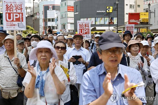 일본 참의원 선거 유세 보는 청중 [EPA 연합뉴스 자료사진. 재판매 및 DB 금지]
