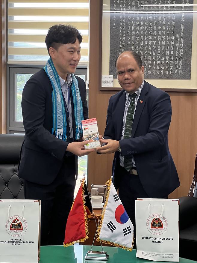 신종원 경사와 주한 동티모르 대사 [동해지방해양경찰청 제공. 재판매 및 DB 금지]