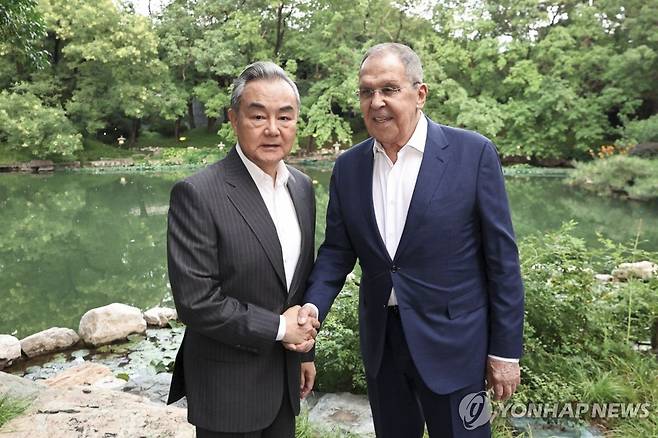 중국과 러시아 외교수장, 베이징서 회담 (EPA=연합뉴스) 13일(현지시간) 베이징에서 만난 왕이(왼쪽) 중국공산당 중앙외사판공실 주임 겸 외교부장  세르게이 라브로프 러시아 외무장관. 2025.7.14
