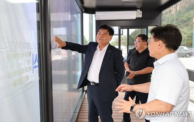 스마트 버스정류장 개소식의 심규언 시장 [동해시 제공. 재판매 및 DB 금지]