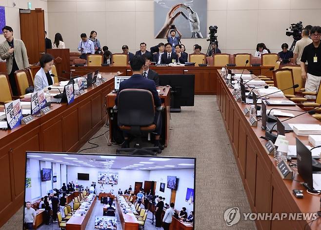 여야 의원들 퇴장한 인사청문회 (서울=연합뉴스) 황광모 기자 = 14일 서울 여의도 국회 과학기술정보방송통신위원회 전체 회의에서 열린 인사청문회에서 여야의원들이 퇴장한 가운데 배경훈 과학기술정보통신부 장관 후보자가 대기하고 있다. 2025.7.14 hkmpooh@yna.co.kr