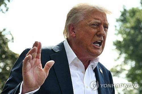 도널드 트럼프 미국 대통령 (워싱턴DC AFP=연합뉴스 자료사진) 2025년 7월 11일 백악관 남쪽 잔디밭에서 도널드 트럼프 미국 대통령이 전용 헬리콥터 머린원에 탑승하기 전에 기자들에게 얘기하고 있다. (Photo by ANDREW CABALLERO-REYNOLDS / AFP) 2025.7.14.
