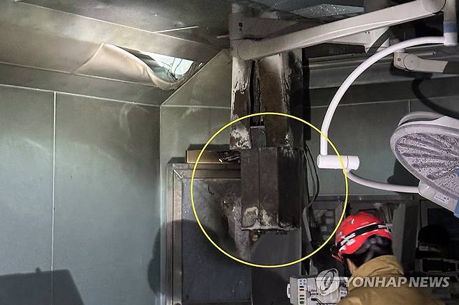 화재 발생한 조선대학교병원 수술실 (광주=연합뉴스) 14일 오전 광주 동구 학동 조선대학교병원 수술실에서 불이 났다. 사진 속 노란색 원은 소방 당국이 추정한 발화지점으로, 의료기기에 전력을 공급하는 기능을 한다. 화재 당시에도 의료기기(추정)의 전원 플러그가 꽂혀있었다고 소방 당국은 설명했다. 2025.7.14 [광주 동부소방서 제공. 재판매 및 DB 금지]