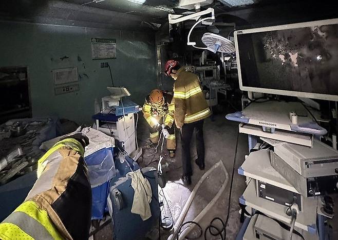 광주 조선대병원 수술실서 화재 (광주=연합뉴스) 14일 오전 광주 동구 조선대병원 수술실에서 불이 나 소방대원이 안전조치를 하고 있다. 불은 10분만에 자체 진화됐으나 환자와 의료진 등이 대피하고 일부가 연기를 들이마시는 피해를 호소했다. 2025.7.14 [광주 동부소방서 제공. 재판매 및 DB 금지] photo@yna.co.kr