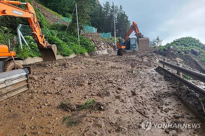 도로에 쏟아진 흙과 돌 (울릉=연합뉴스) 14일 경북 울릉군 북면 현포리 도로에 흙과 돌이 쏟아져 울릉군이 장비와 인력을 동원해 치우고 있다. 2025.7.14 [울릉군 제공. 재판매 및 DB 금지] sds123@yna.co.kr