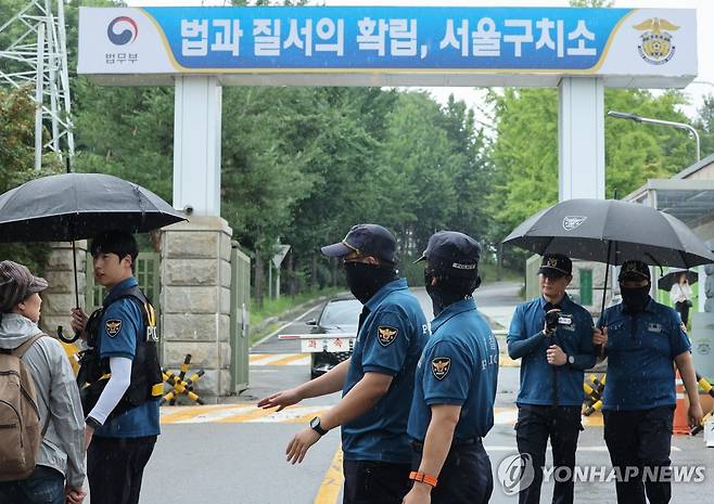 윤 전 대통령 강제 구인 앞둔 서울구치소 (의왕=연합뉴스) 이진욱 기자 = 조은석 내란 특검팀이 소환에 불응한 윤석열 전 대통령에 대해 강제구인 절차에 들어간 가운데 14일 윤 전 대통령이 수감된 서울구치소 앞에 경찰이 배치돼 있다. 이날 특검팀은 "서울구치소장에게 피의자 윤석열을 오후 3시 30분까지 서울고검 청사 내 조사실로 인치하도록 지휘하는 협조 공문을 보냈다"고 밝혔다. 2025.7.14 cityboy@yna.co.kr