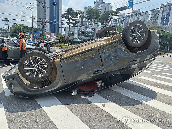 충돌사고로 전복된 SUV차 (서산=연합뉴스) 14일 오전 11시39분께 충남 서산시 동문동 서동사거리 부근에서 캐스퍼와 투싼 스포츠유틸리티차(SUV)가 부딪치는 사고로 투싼 차가 전복됐다. 2025.7.14 [충남 서산소방서 제공. 재판매 및 DB 금지] coolee@yna.co.kr