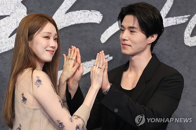 이성경-이동욱, 손맞춤 (서울=연합뉴스) 강민지 기자 = 배우 이성경(왼쪽), 이동욱이 14일 서울 구로구 더링크 호텔에서 열린 JTBC 새 금요시리즈 '착한 사나이' 제작발표회에서 포즈를 취하고 있다. 2025.7.14 mjkang@yna.co.kr