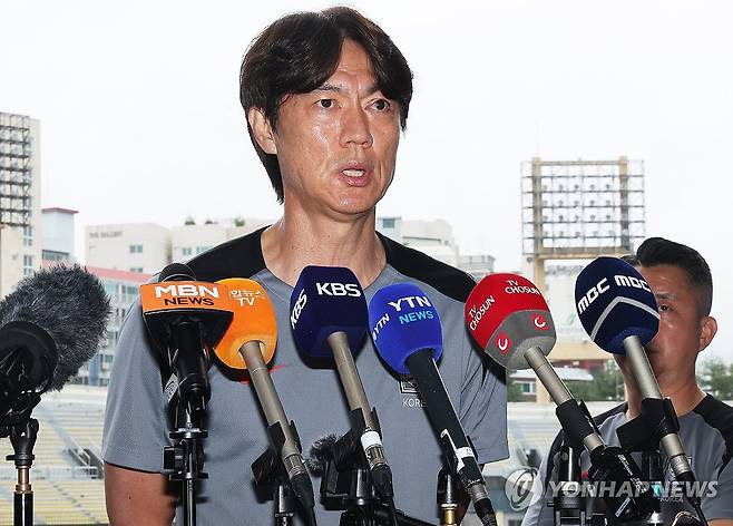 질문에 답하는 홍명보 감독 (성남=연합뉴스) 홍기원 기자 = 2025년 동아시아축구연맹(EAFF) E-1 챔피언십(동아시안컵) 남자부 3차전 일본과의 경기를 앞둔 축구 국가대표팀 홍명보 감독이 14일 경기도 성남종합운동장에서 훈련에 앞서 취재진 질문에 답하고 있다. 2025.7.14 xanadu@yna.co.kr