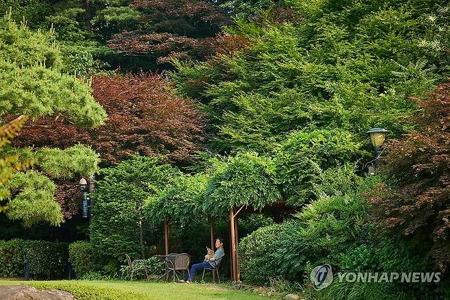 이재명 대통령, 반려견과 함께 (서울=연합뉴스) 대통령실은 이재명 대통령이 서울 한남동 관저에서 반려견 '바비'와 함께 하는 모습을 14일 SNS에 공개했다. 2025.7.14 [이재명 대통령 SNS. 재판매 및 DB 금지] photo@yna.co.kr
