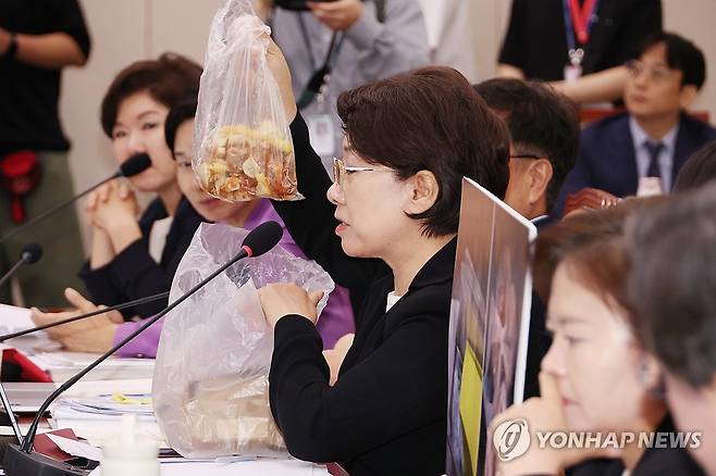 청문회장에 등장한 음식물 쓰레기 (서울=연합뉴스) 김주성 기자 = 국민의힘 이달희 의원이 14일 국회 여성가족위원회에서 열린 강선우 여성가족부 장관에 대한 인사청문회에서 음식물 쓰레기를 들어보이며 갑질 의혹 관련해 질문하고 있다. 2025.7.14 utzza@yna.co.kr