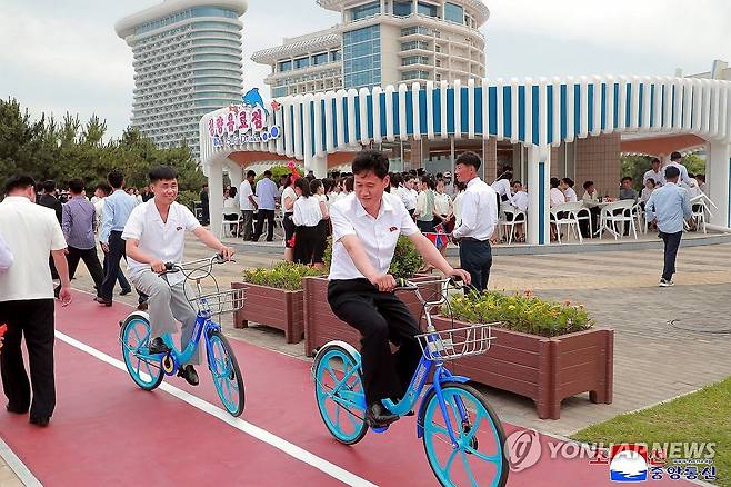 북한, 원산갈마해안관광지구서 자전거 체험 (평양 조선중앙통신=연합뉴스) 북한이 원산갈마해안관광지구에 백화점, 영화관, 극장, 자전거임대소 등 각종 봉사시설의 운영준비를 완료했다고 조선중앙통신이 4일 보도했다. 관광객들이 자전거를 대여해 해안도로를 달리며 관광을 즐기고 있다. 2025.7.4 
    [국내에서만 사용가능. 재배포 금지. For Use Only in the Republic of Korea. No Redistribution] nkphoto@yna.co.kr