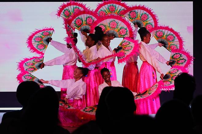 남아공 현지인들이 선보인 한국 부채춤 (요하네스버그=연합뉴스) 지난 11일(현지시간) 프리토리아 주남아공 한국문화원 강당에서 '부채춤 워크숍'에 참가한 현지인들이 부채춤 공연을 하고 있다. 2025.7.14 [주남아공 한국문화원 제공] photo@yna.co.kr