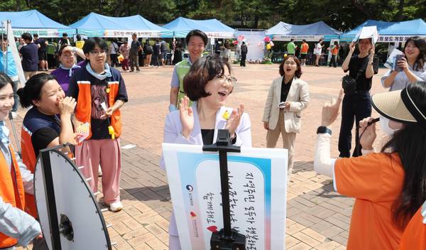 김보라 안성시장이 지난 6월 내혜홀광장에서 열린 ‘청소년 희망꿈드림 축제’에 참여해 청소년들과 담소를 나누며 환하게 웃고 있다. /안성시 제공