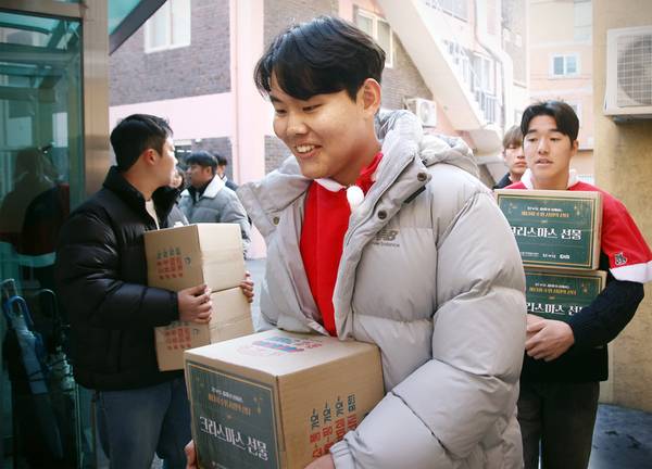 지난해 12월 kt위즈 소형준 선수가 사랑의 산타가 되어 방한용품을 배달하고 있다. /수원시 제공