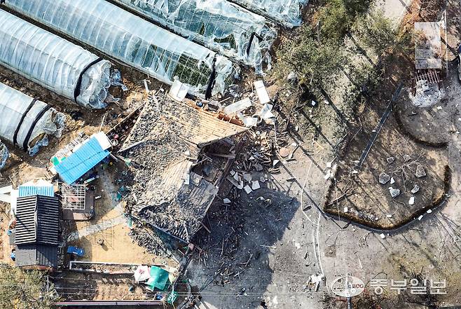 한미연합훈련 중 공군 전투기 포탄 오폭 사고가 발생해 민간인 15명의 중·경상자가 발생한 가운데 지난 3월 6일 오전 포천시 이동면 사고 발생 민가가 폭팔 여파로 파손돼 있다. 임채운기자