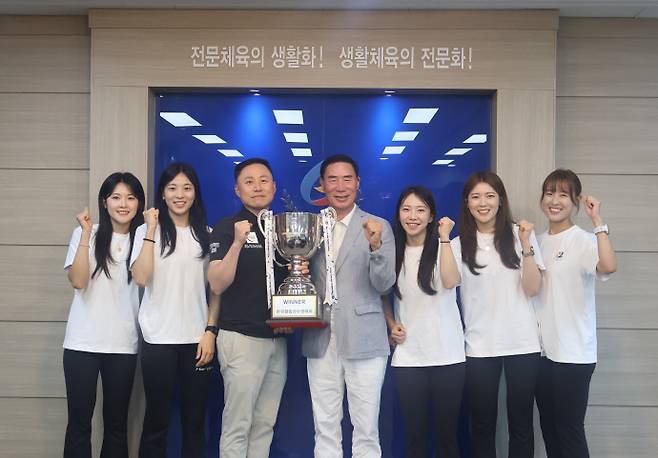 15일 경기도체육회관 회장실에서 이원성(오른쪽 4번째) 회장과 신동호(왼쪽 3번째) 감독을 비롯한 경기도청 컬링팀 선수단이 기념사진을 찍고 있다. 사진=경기도체육회