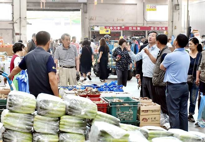 지난 2017년 5월29일 유정복 인천광역시장이 삼산농산물도매시장을 방문해 상인들을 격려하고 애로사항을 청취하고 있다. 사진=인천시