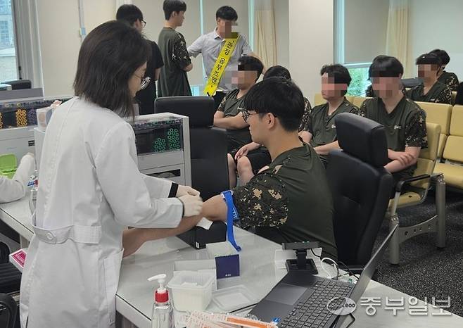 15일 오후 경인지방병무청 제2검사동에서 입영대상자들이 입영 전 입영판정검사를 받으며 채혈하고 있다. 사진=최진규 기자