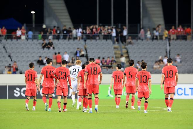 15일 경기도 용인미르스타디움에서 열린 2025년 동아시아축구연맹(EAFF) E-1 챔피언십(동아시안컵) 남자부 최종 3차전 일본의 경기서 1-0으로 패한 대한민국 선수들이 고개를 숙인 채 그라운드를 걷고 있다. 연합