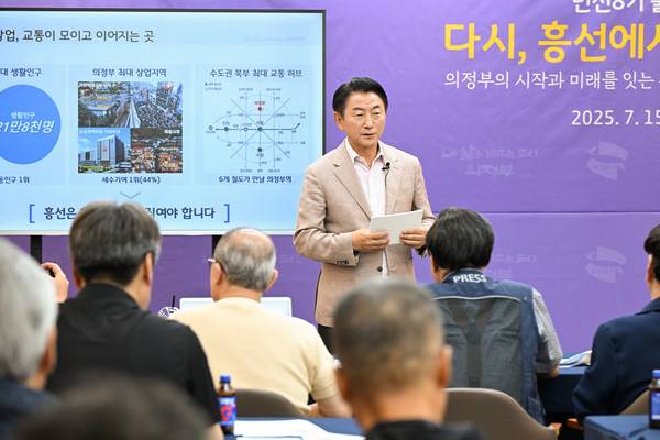 김동근 시장이 7월 15일 시청 회룡홀(중회의실)에서 민선 8기 3주년 기자회견을 진행하고 있다.[사진=의정부시]