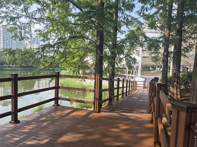 용인시가 동백호수공원에 보행약자를 위해 덱 길을 만들었다.
